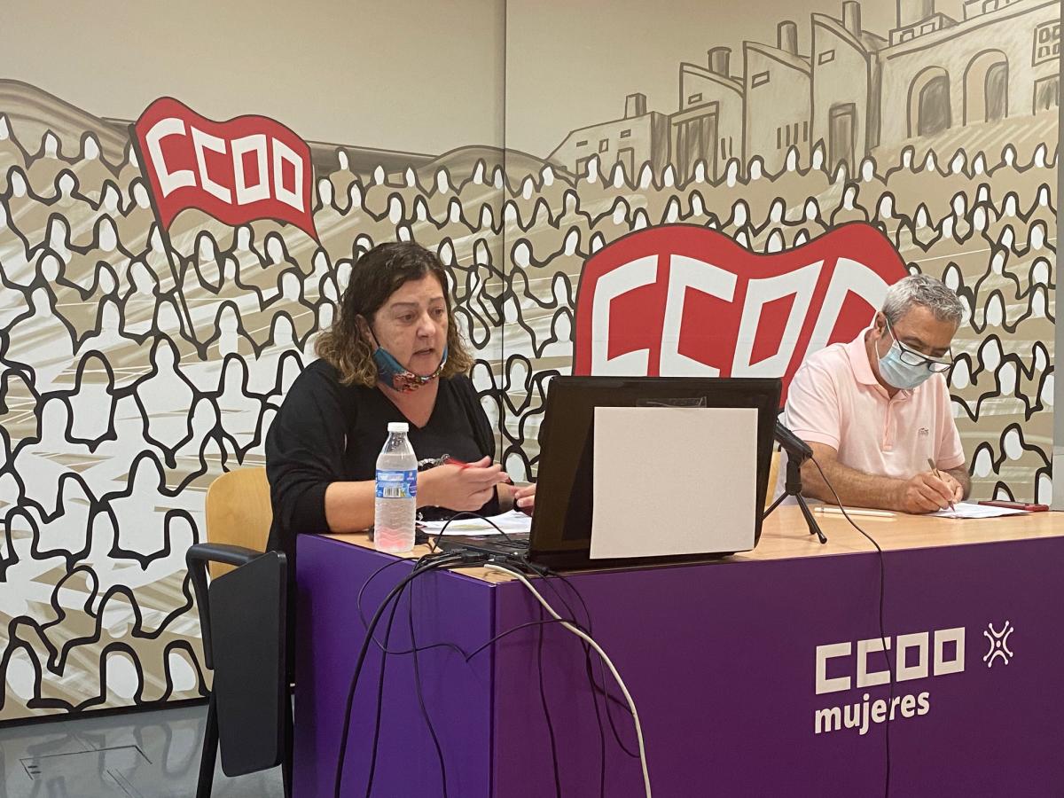 Nieves Garca y Carlos Snchez durante un Consejo Regional de CCOO de Cantabria.
